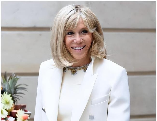 马克龙的夫人年龄（马克龙妻子年轻时）