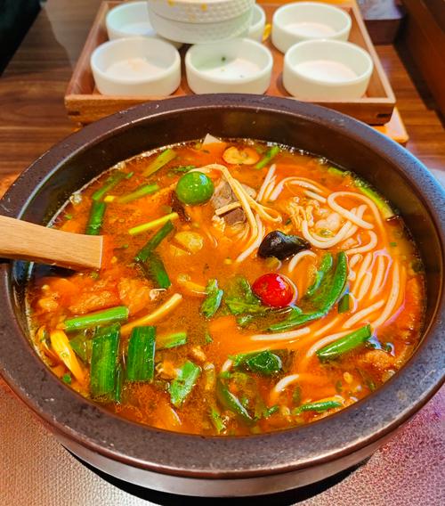 过桥米线的做法视频（过桥米线的做法和配料有讲解）